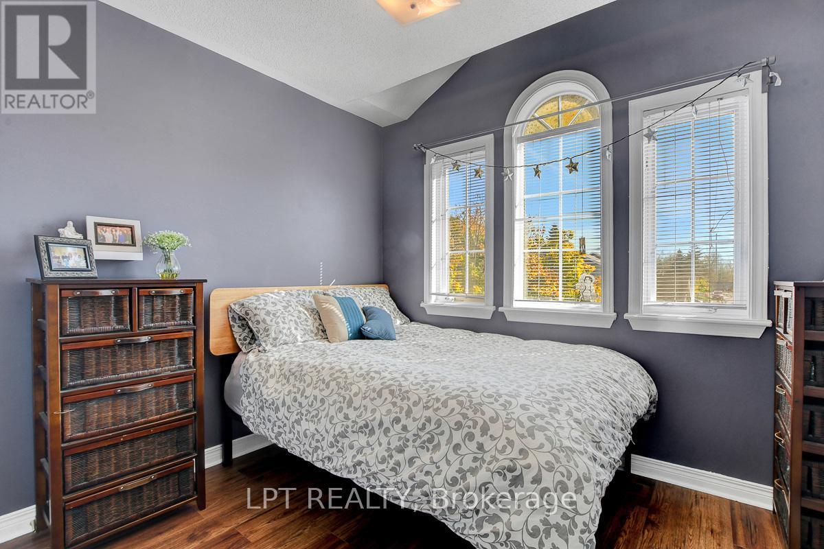 204 Forestglade Crescent, Ottawa, Ontario  K1G 6A7 - Photo 19 - X12476080
