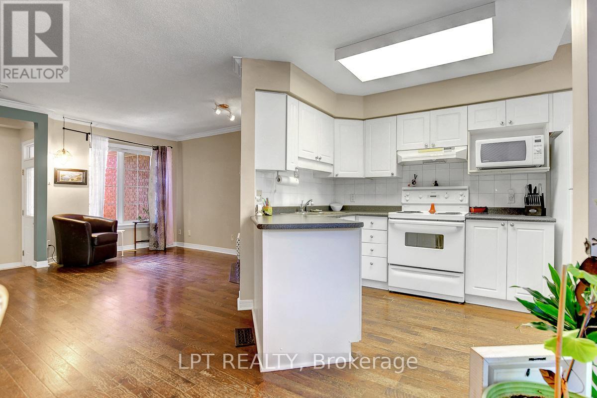 204 Forestglade Crescent, Ottawa, Ontario  K1G 6A7 - Photo 10 - X12476080
