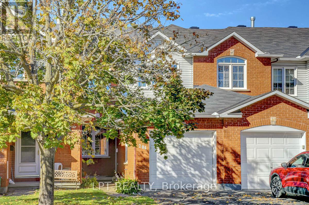204 Forestglade Crescent, Ottawa, Ontario  K1G 6A7 - Photo 2 - X12476080