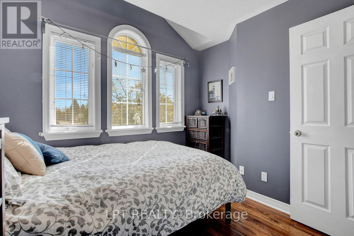 204 Forestglade Crescent, Ottawa, Ontario  K1G 6A7 - Photo 20 - X12476080