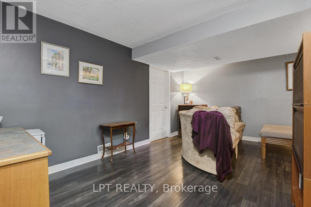 204 Forestglade Crescent, Ottawa, Ontario  K1G 6A7 - Photo 29 - X12476080