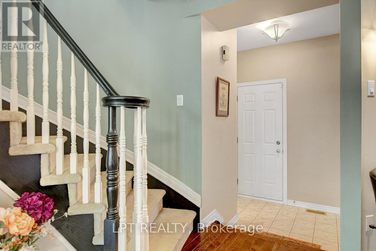 204 Forestglade Crescent, Ottawa, Ontario  K1G 6A7 - Photo 5 - X12476080