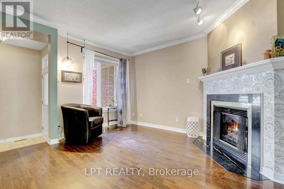 204 Forestglade Crescent, Ottawa, Ontario  K1G 6A7 - Photo 6 - X12476080