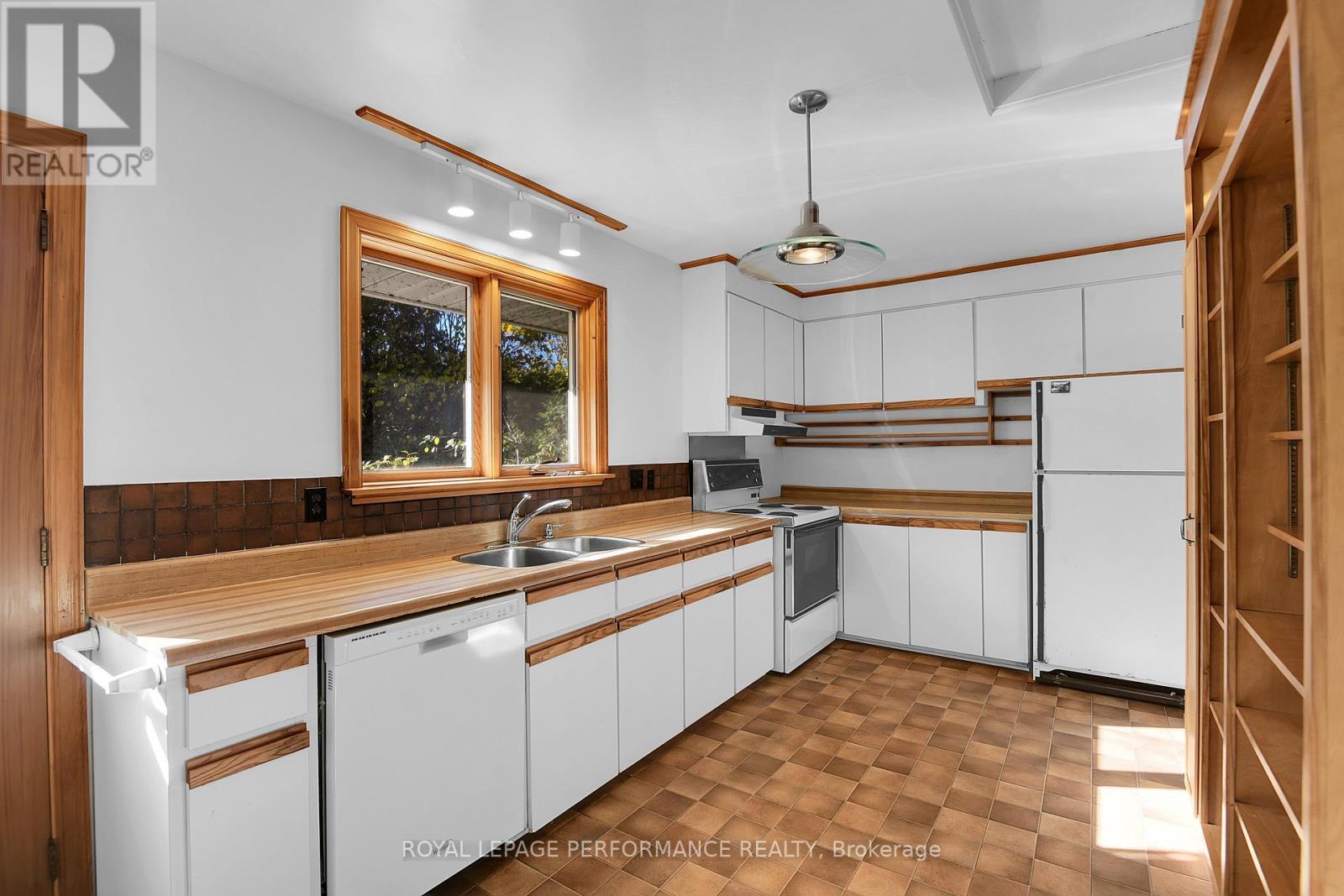 1394 Wesmar Drive, Ottawa, Ontario  K1H 7T5 - Photo 10 - X12477874