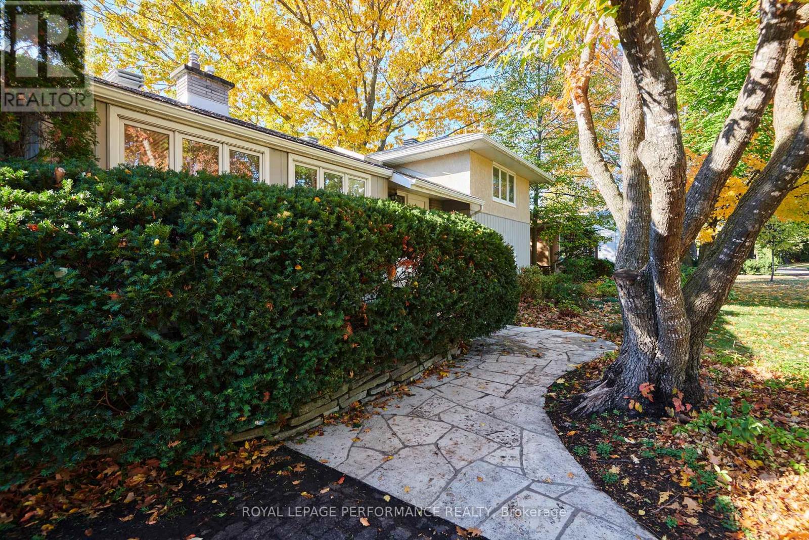 1394 Wesmar Drive, Ottawa, Ontario  K1H 7T5 - Photo 3 - X12477874