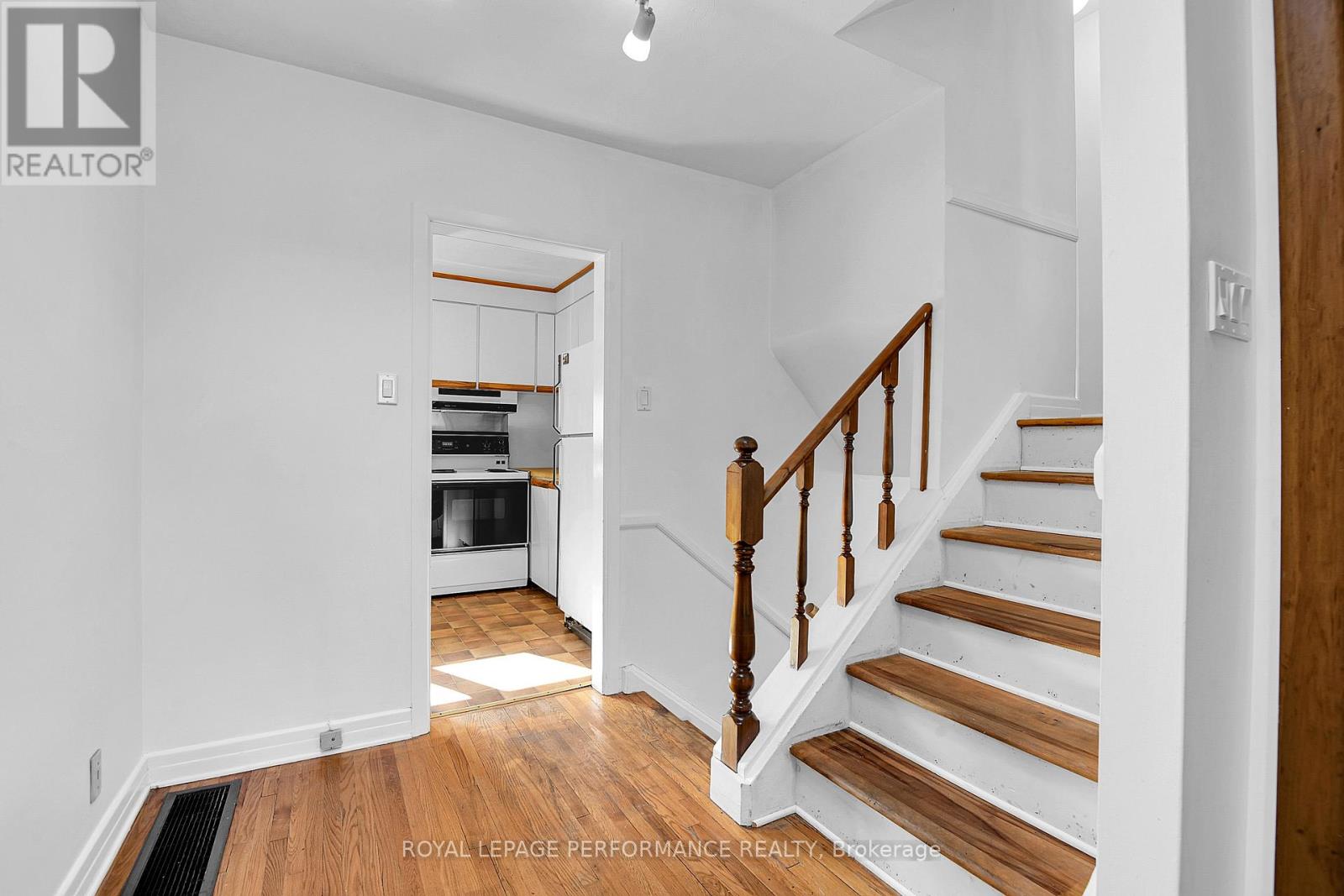 1394 Wesmar Drive, Ottawa, Ontario  K1H 7T5 - Photo 5 - X12477874