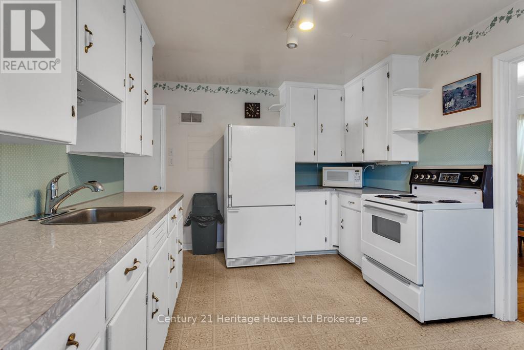 10 Parkside Drive, Tillsonburg, Ontario  N4G 3Z9 - Photo 5 - X12476006