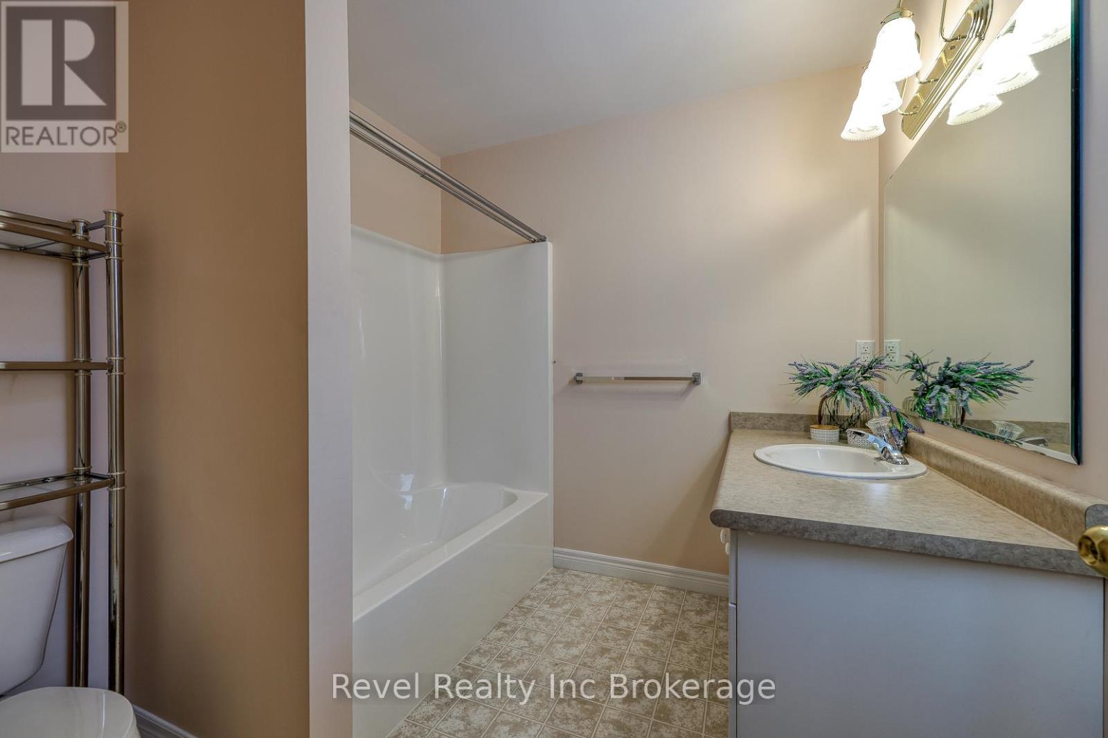 803 Stonegate Drive, Woodstock, Ontario  N4V 1H6 - Photo 28 - X12476008