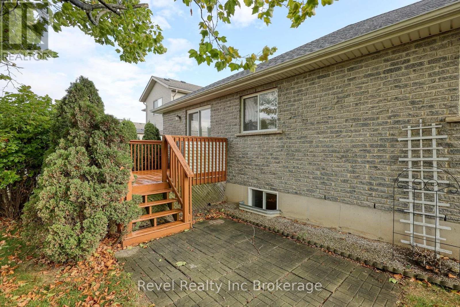 803 Stonegate Drive, Woodstock, Ontario  N4V 1H6 - Photo 35 - X12476008