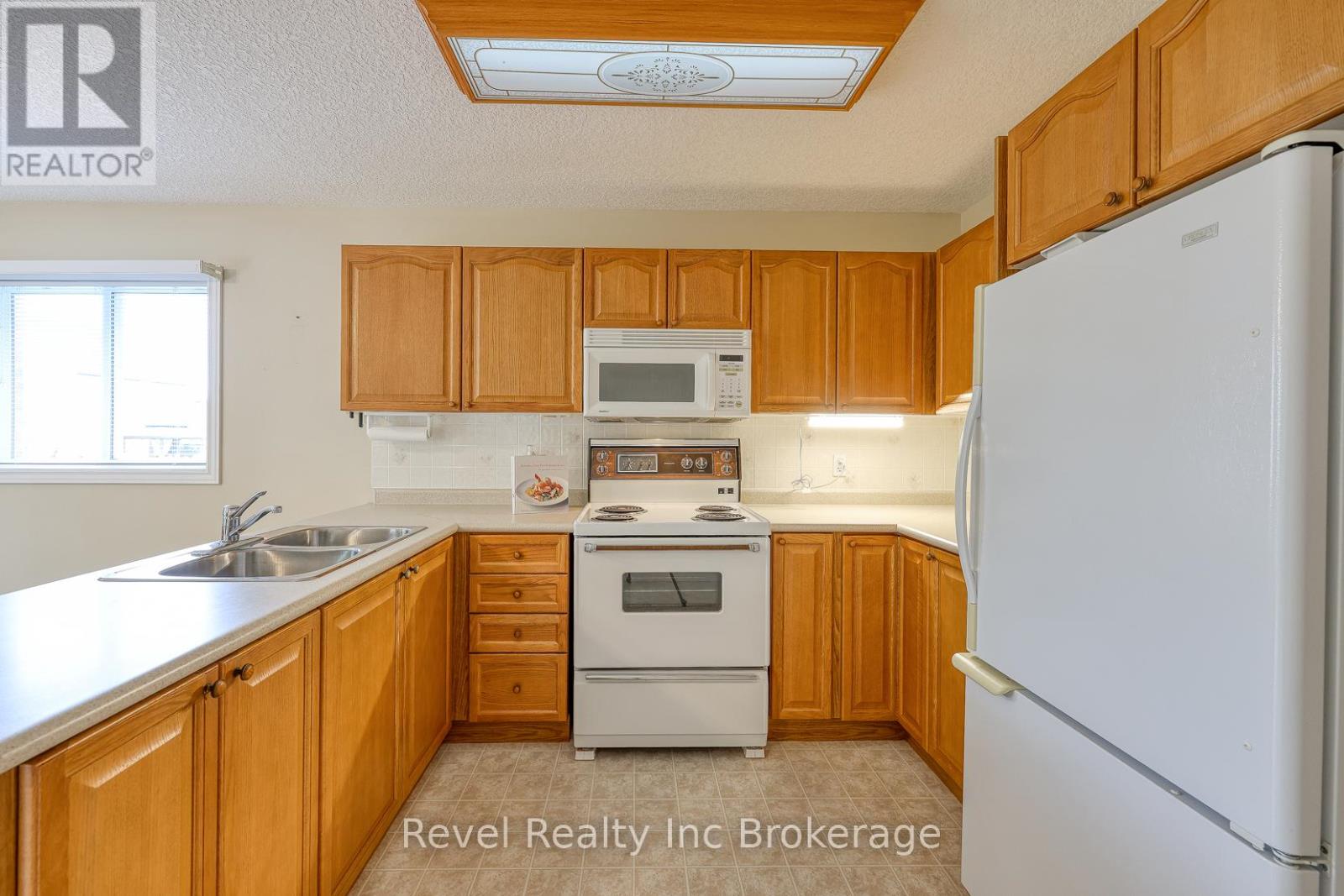 803 Stonegate Drive, Woodstock, Ontario  N4V 1H6 - Photo 18 - X12476008