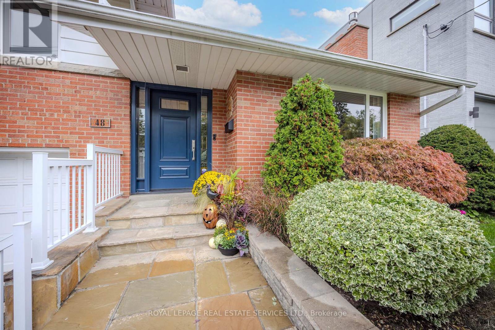 48 Reid Manor, Toronto, Ontario  M8Y 2J1 - Photo 2 - W12473380