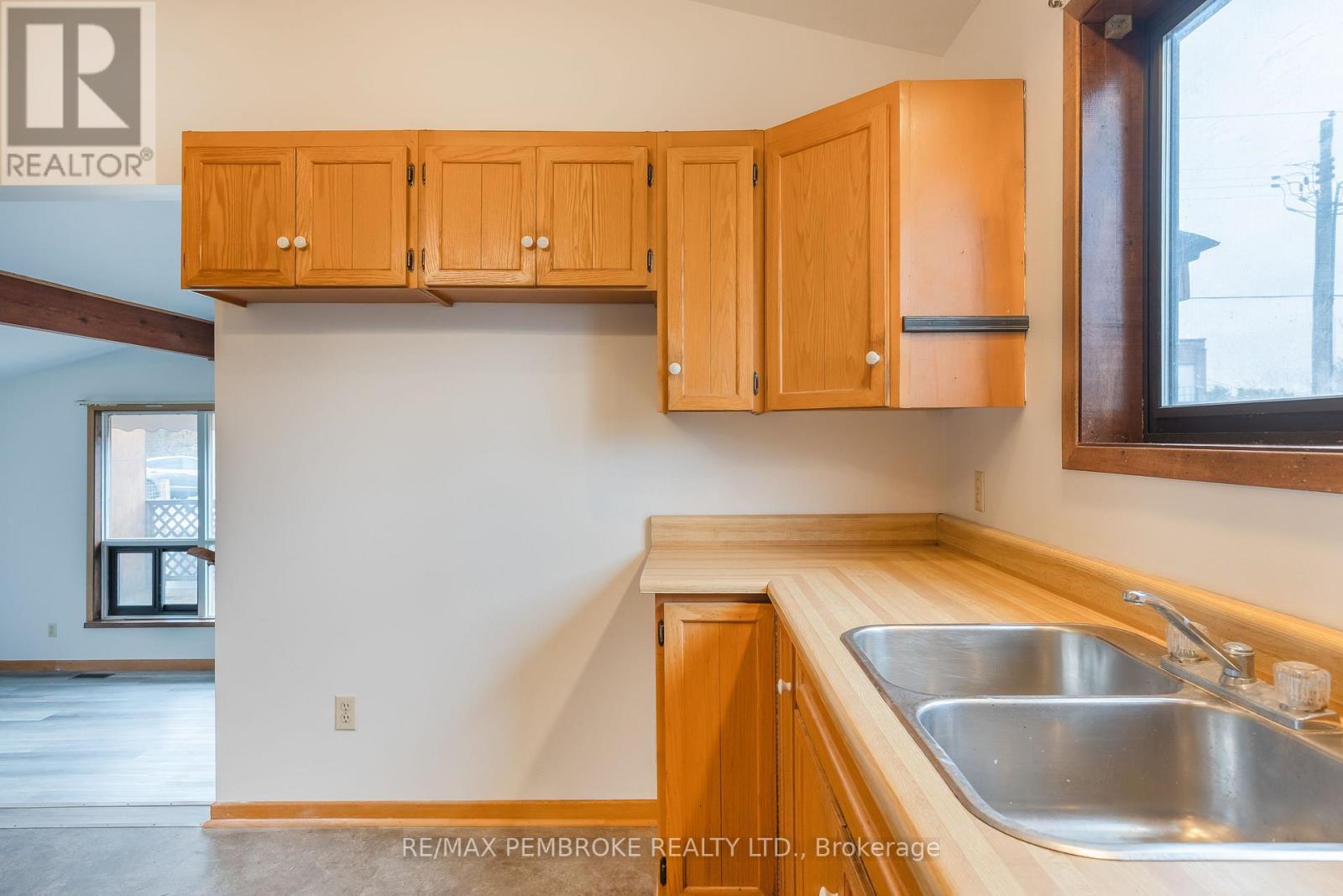9 Peter Street, Laurentian Hills, Ontario  K0J 1J0 - Photo 10 - X12476026