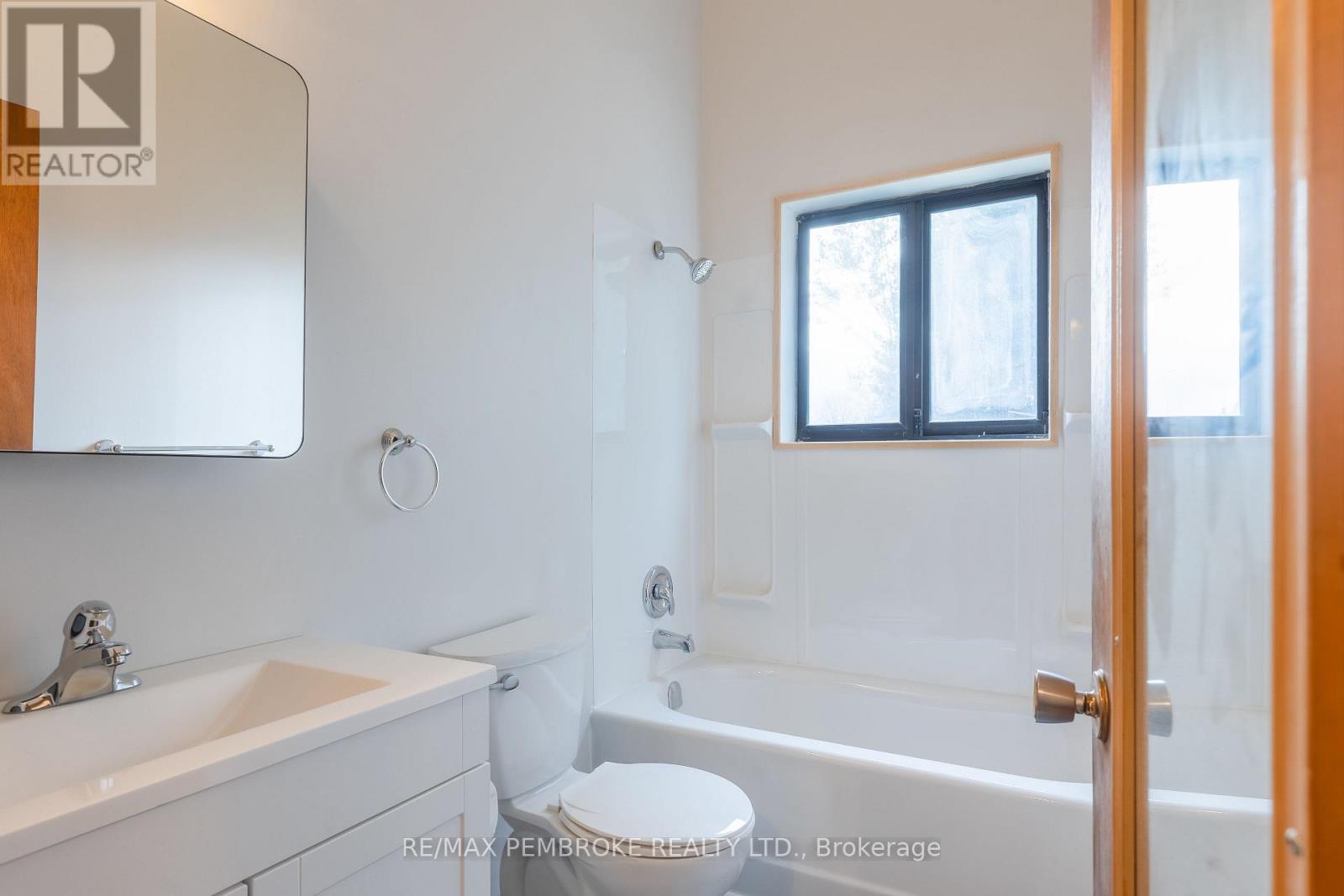 9 Peter Street, Laurentian Hills, Ontario  K0J 1J0 - Photo 15 - X12476026