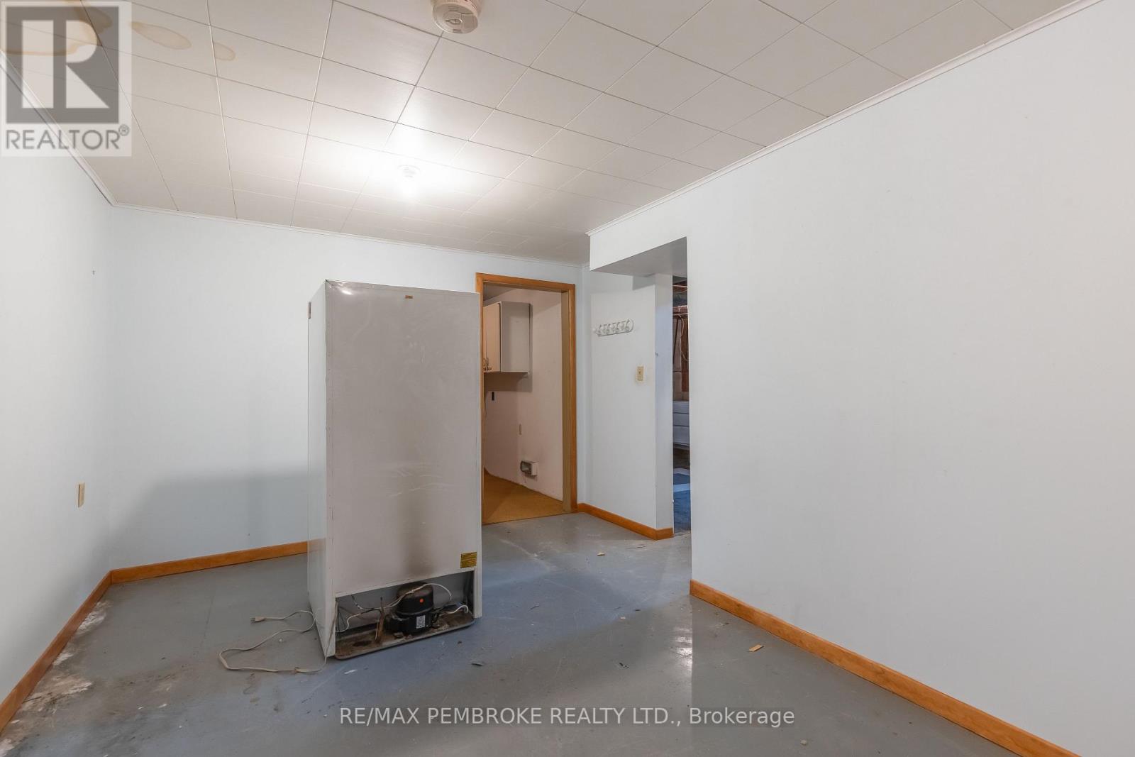 9 Peter Street, Laurentian Hills, Ontario  K0J 1J0 - Photo 19 - X12476026