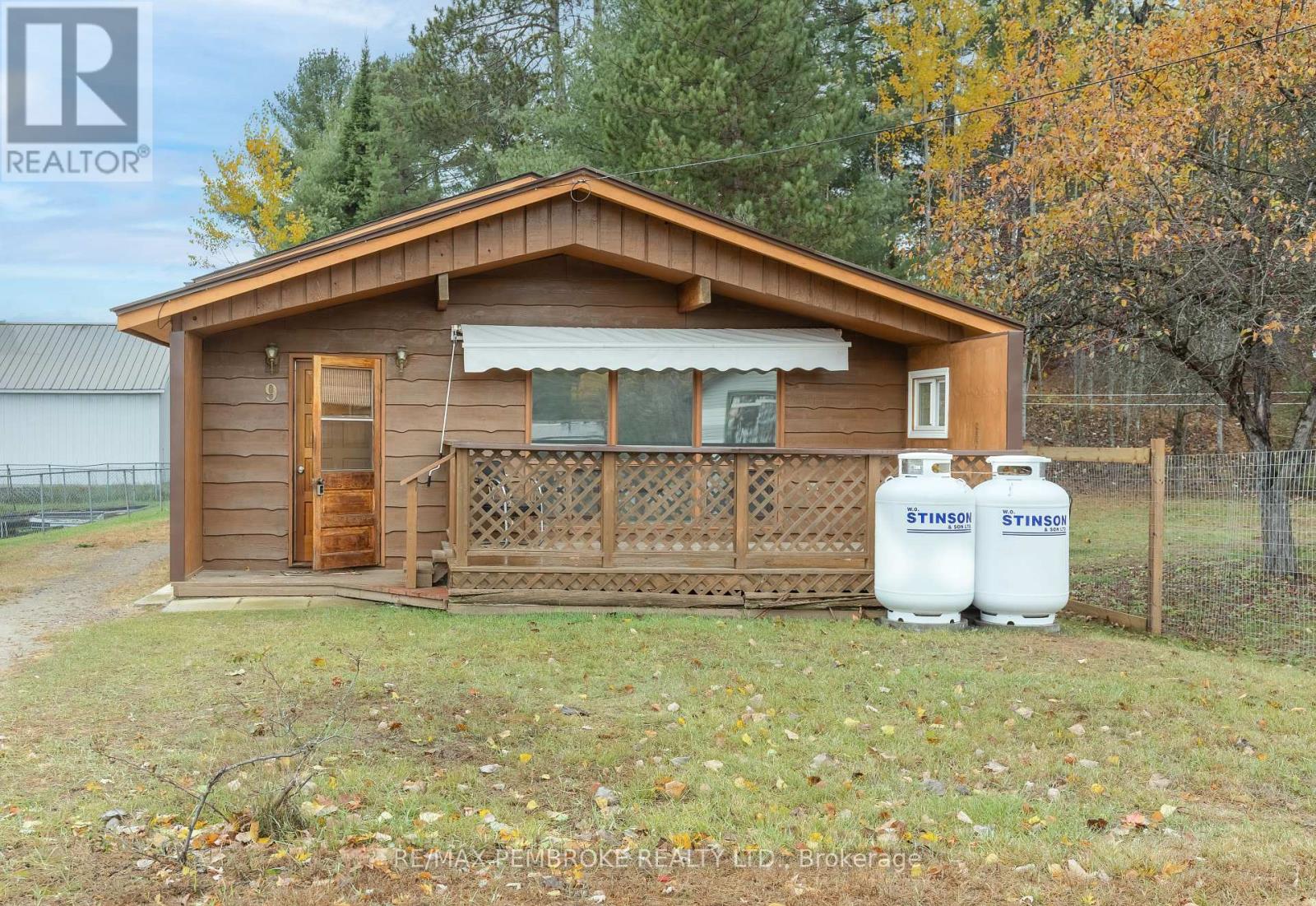 9 Peter Street, Laurentian Hills, Ontario  K0J 1J0 - Photo 1 - X12476026