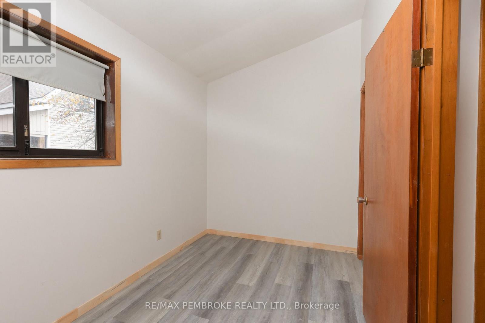9 Peter Street, Laurentian Hills, Ontario  K0J 1J0 - Photo 13 - X12476026
