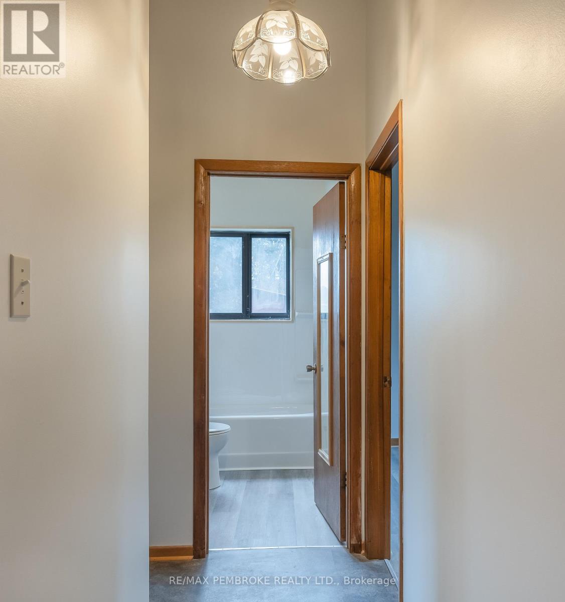 9 Peter Street, Laurentian Hills, Ontario  K0J 1J0 - Photo 14 - X12476026