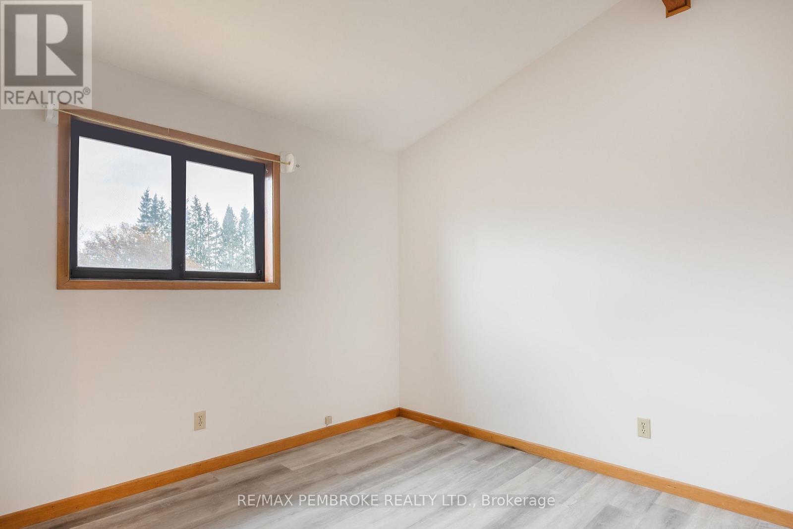 9 Peter Street, Laurentian Hills, Ontario  K0J 1J0 - Photo 16 - X12476026