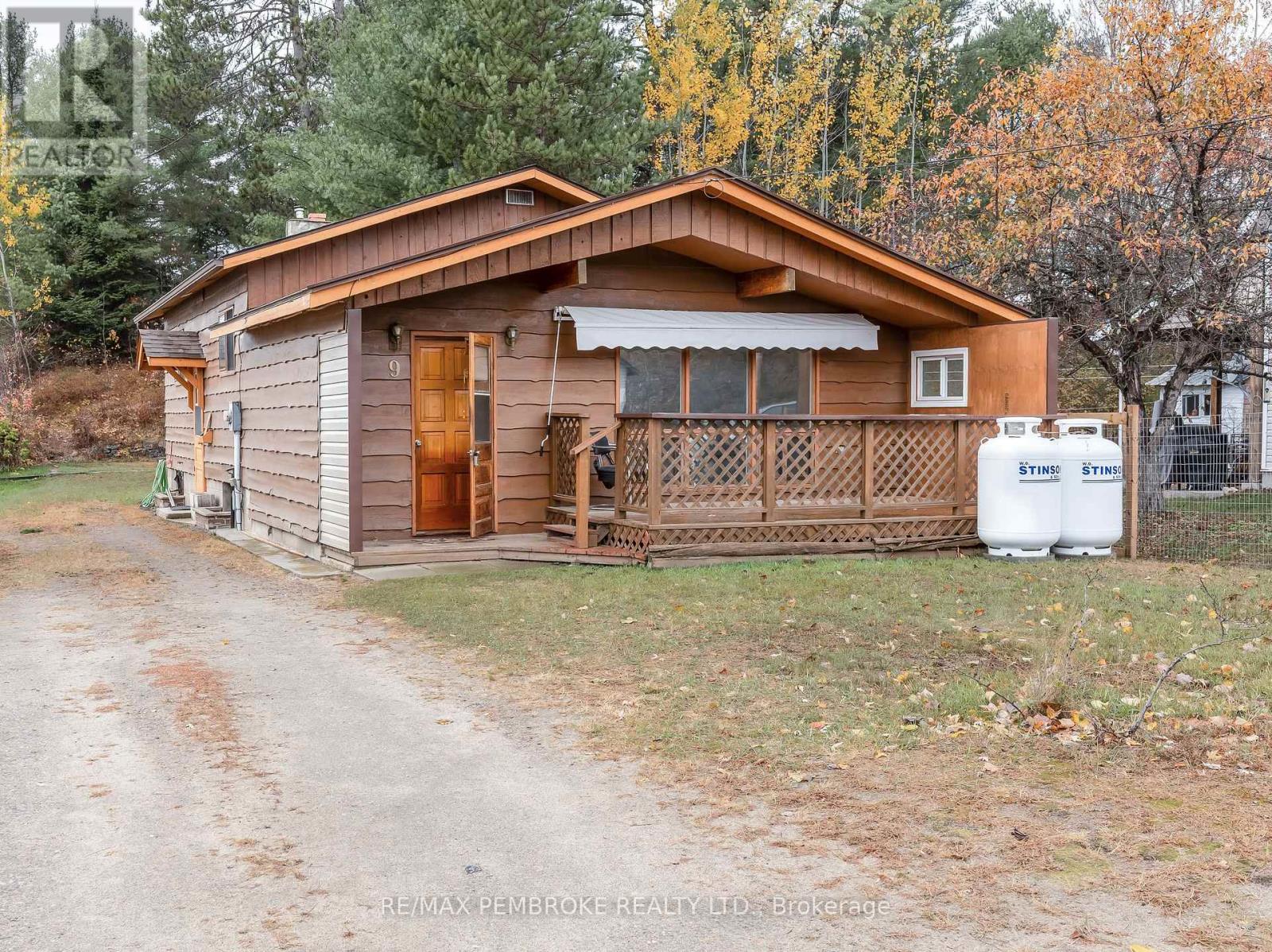 9 Peter Street, Laurentian Hills, Ontario  K0J 1J0 - Photo 2 - X12476026