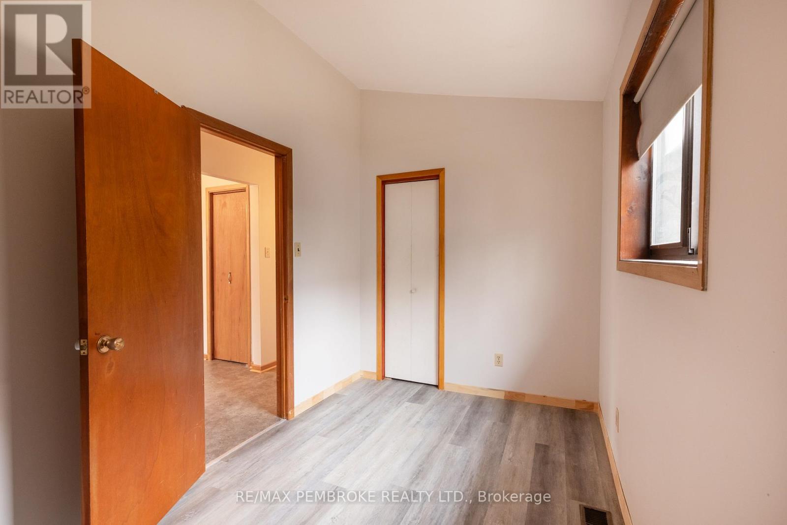 9 Peter Street, Laurentian Hills, Ontario  K0J 1J0 - Photo 11 - X12476026