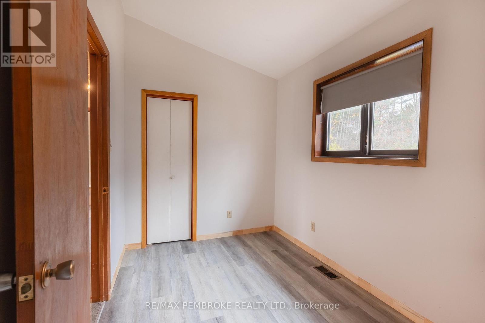 9 Peter Street, Laurentian Hills, Ontario  K0J 1J0 - Photo 12 - X12476026