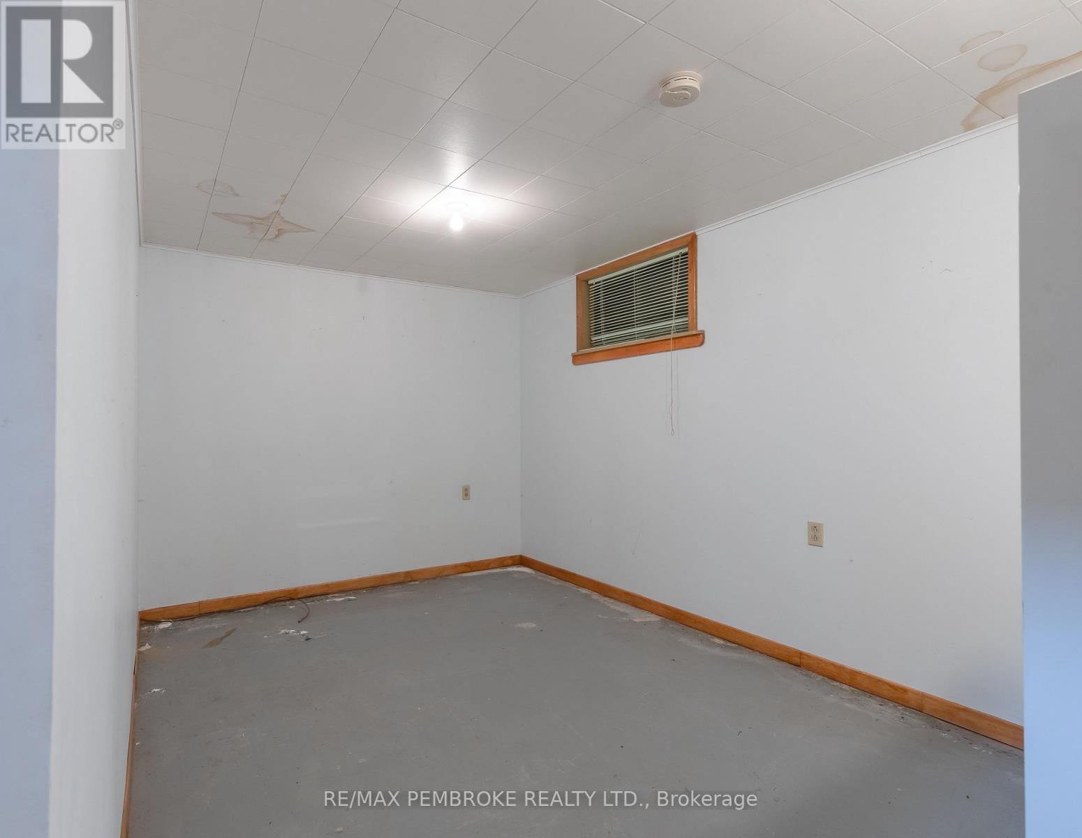 9 Peter Street, Laurentian Hills, Ontario  K0J 1J0 - Photo 18 - X12476026