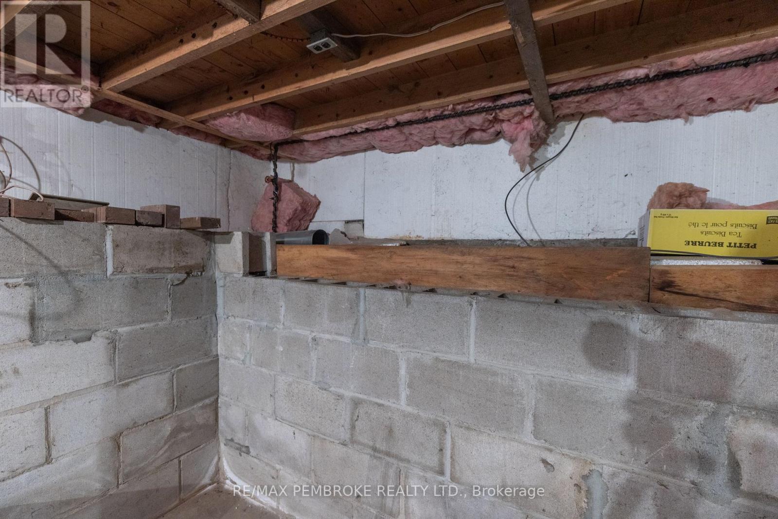 9 Peter Street, Laurentian Hills, Ontario  K0J 1J0 - Photo 26 - X12476026