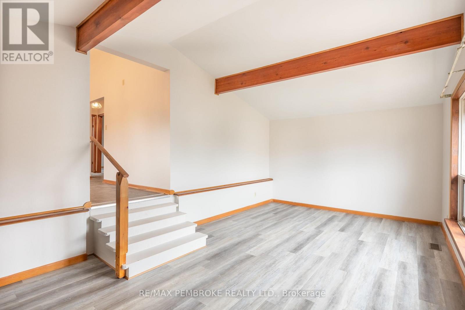 9 Peter Street, Laurentian Hills, Ontario  K0J 1J0 - Photo 4 - X12476026