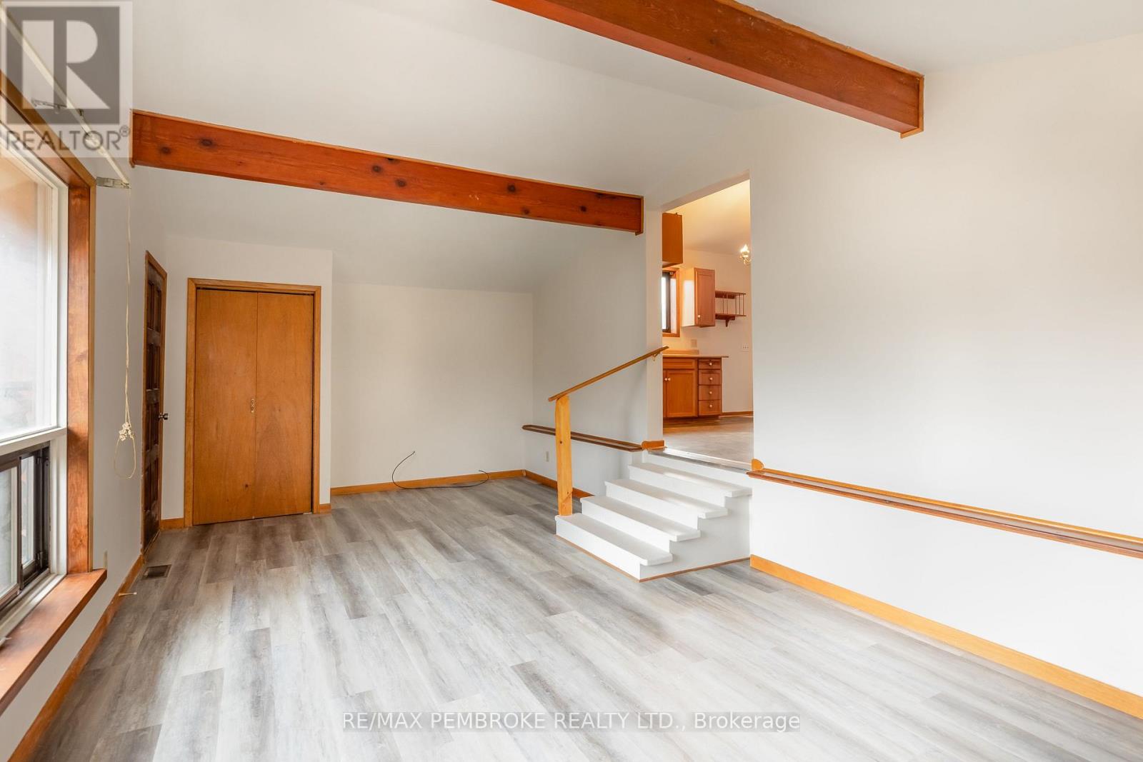 9 Peter Street, Laurentian Hills, Ontario  K0J 1J0 - Photo 5 - X12476026