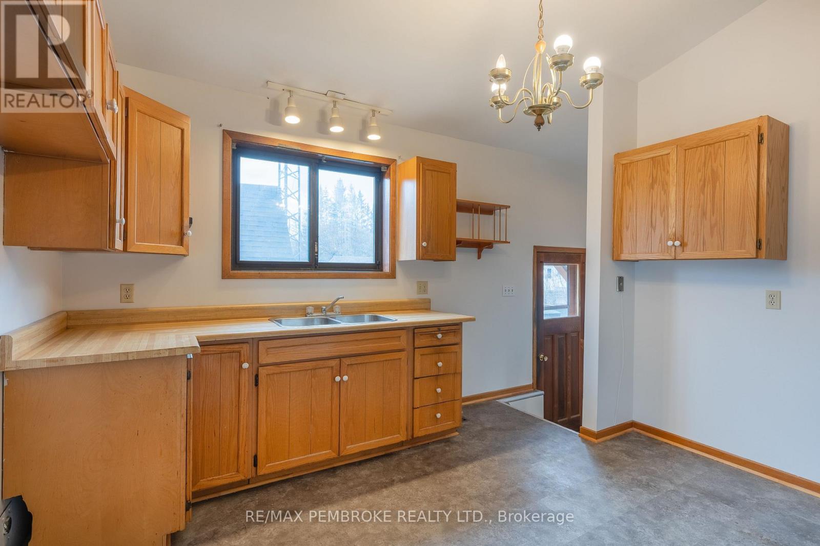 9 Peter Street, Laurentian Hills, Ontario  K0J 1J0 - Photo 8 - X12476026