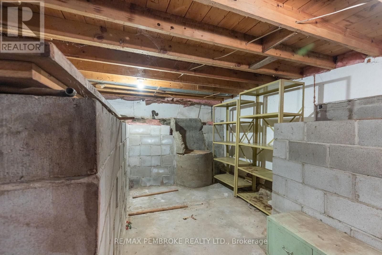 9 Peter Street, Laurentian Hills, Ontario  K0J 1J0 - Photo 25 - X12476026