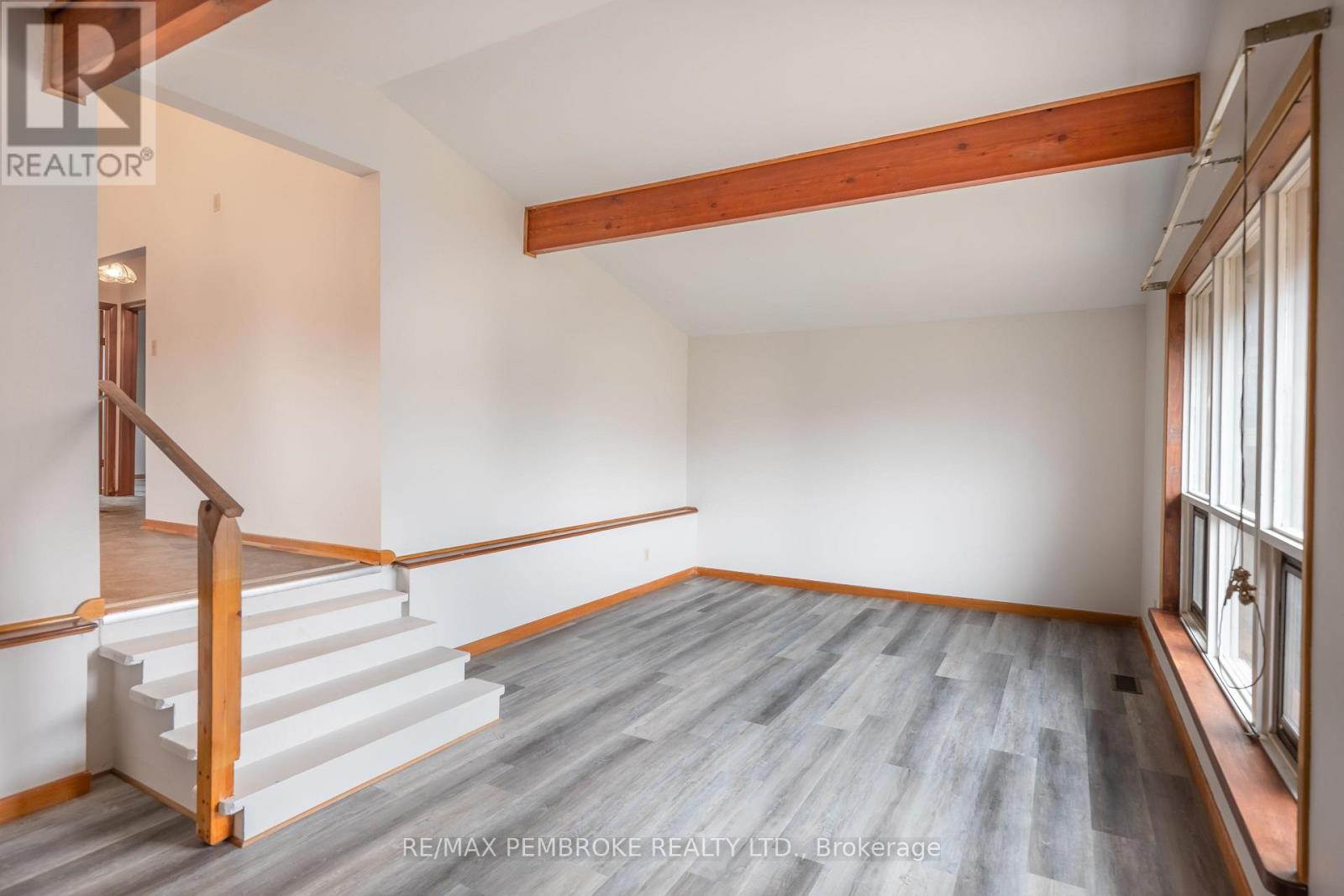9 Peter Street, Laurentian Hills, Ontario  K0J 1J0 - Photo 3 - X12476026