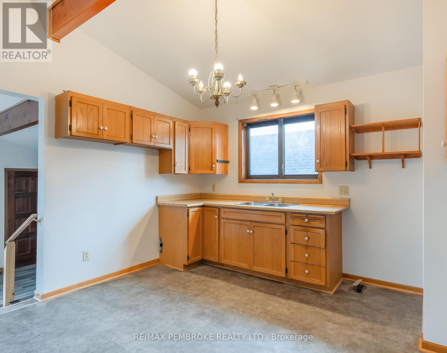 9 Peter Street, Laurentian Hills, Ontario  K0J 1J0 - Photo 9 - X12476026