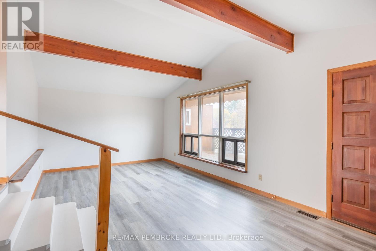 9 Peter Street, Laurentian Hills, Ontario  K0J 1J0 - Photo 7 - X12476026