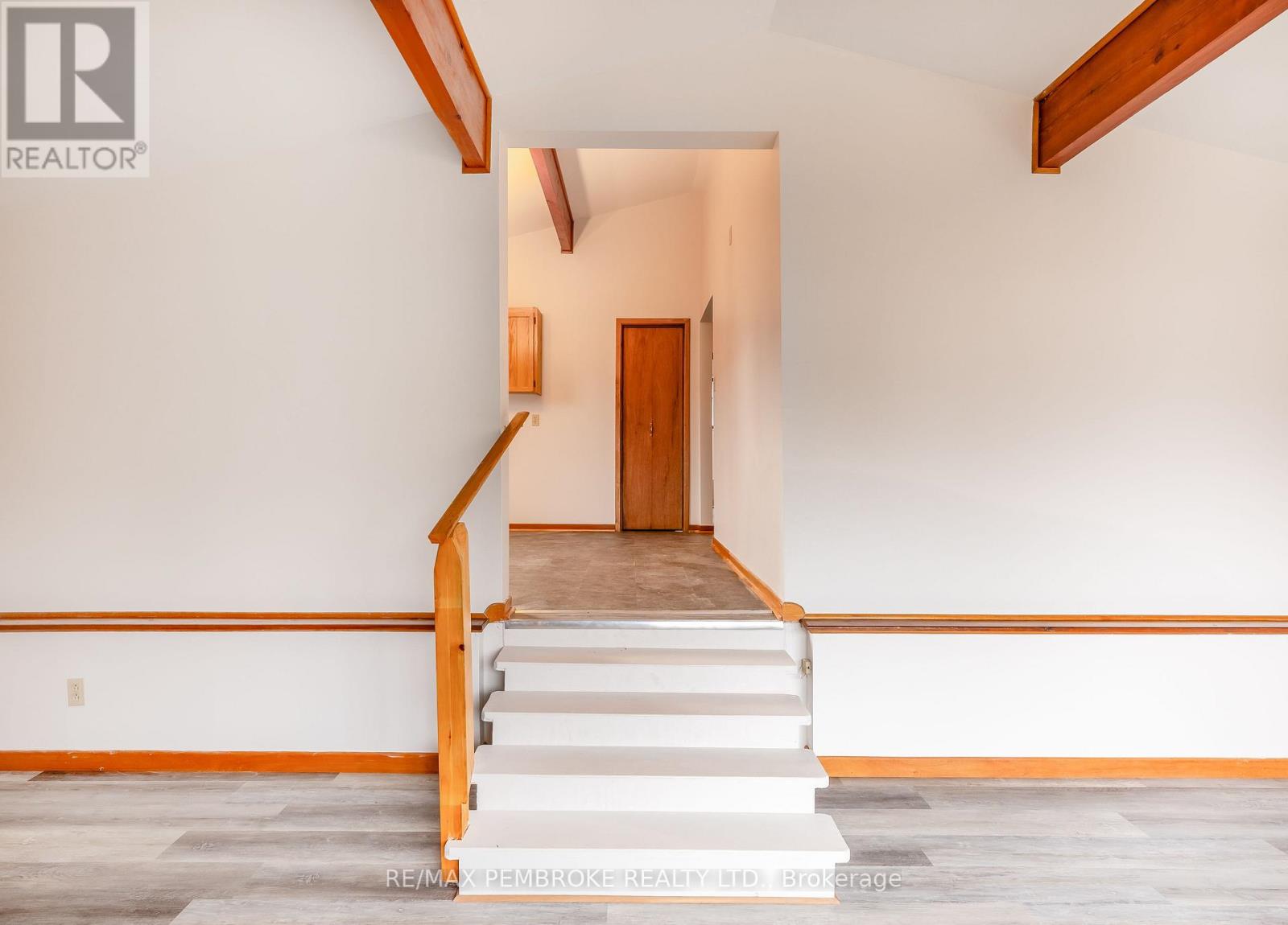 9 Peter Street, Laurentian Hills, Ontario  K0J 1J0 - Photo 6 - X12476026