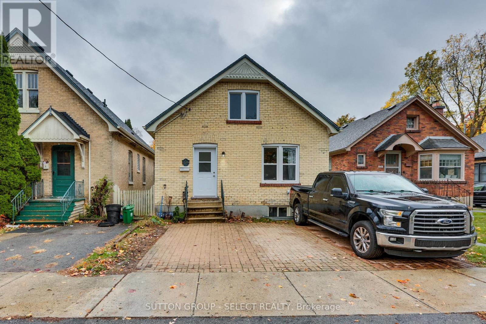 231 Raymond Avenue, London East, Ontario  N6A 2W1 - Photo 1 - X12477966