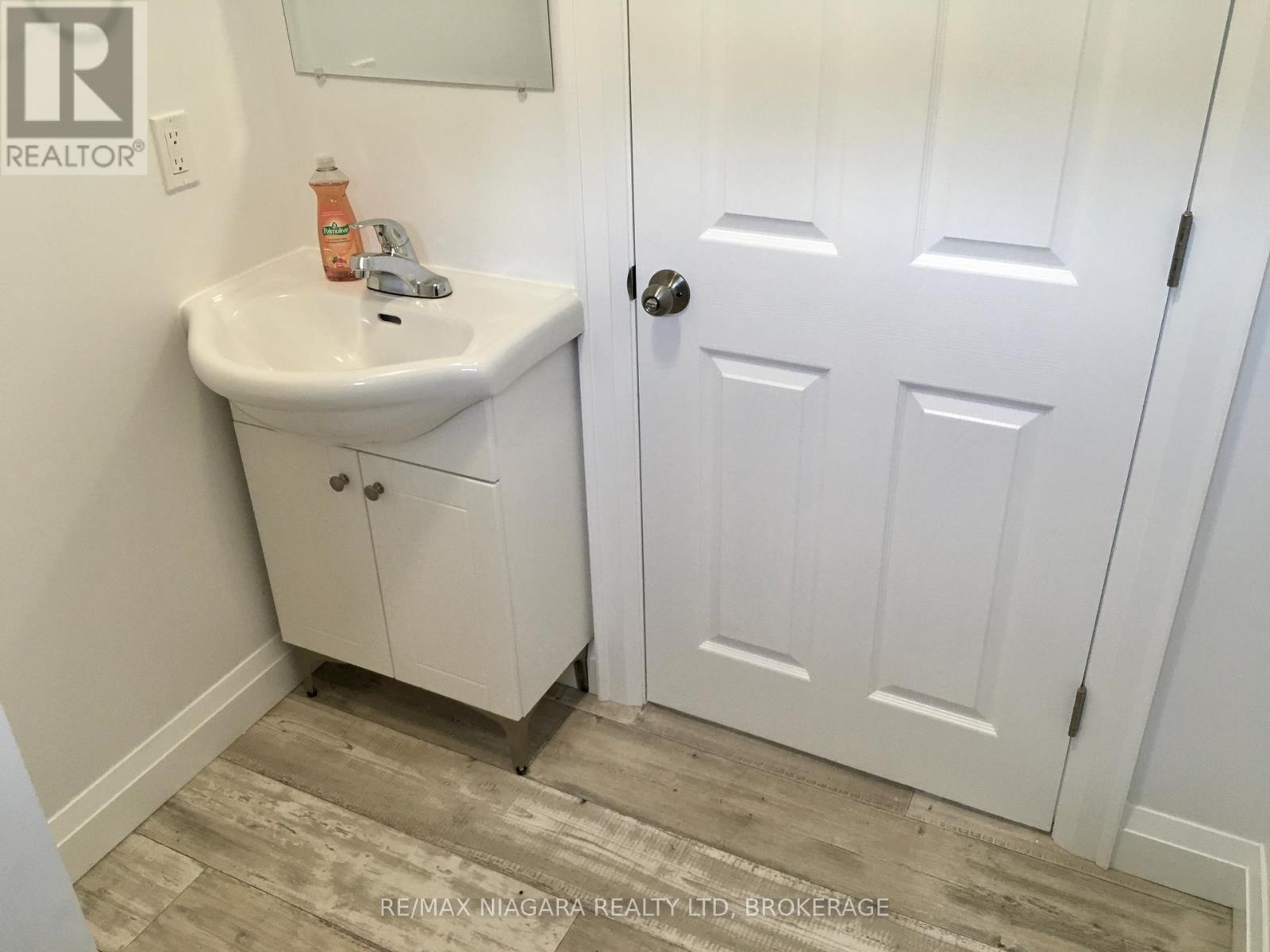 Rear Unit - 163 Welland Avenue, St. Catharines, Ontario  L2R 2N9 - Photo 31 - X12245949