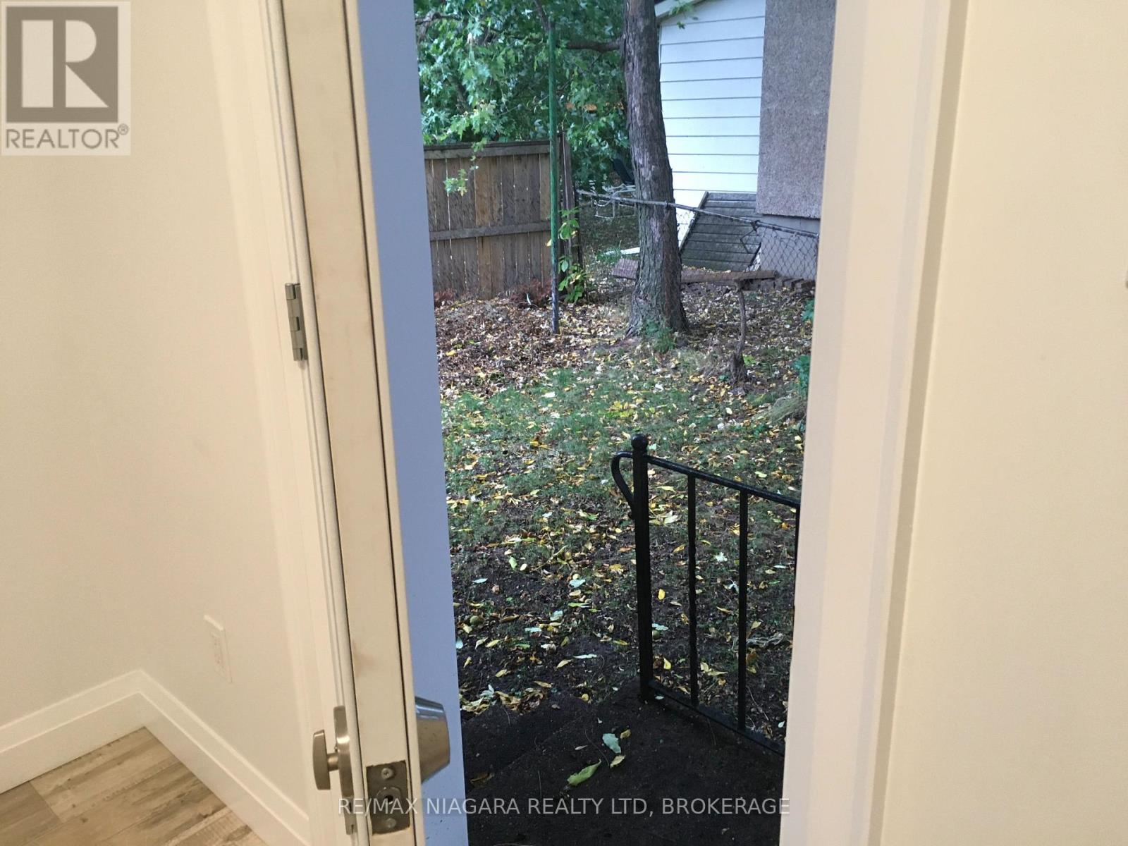 Rear Unit - 163 Welland Avenue, St. Catharines, Ontario  L2R 2N9 - Photo 36 - X12245949