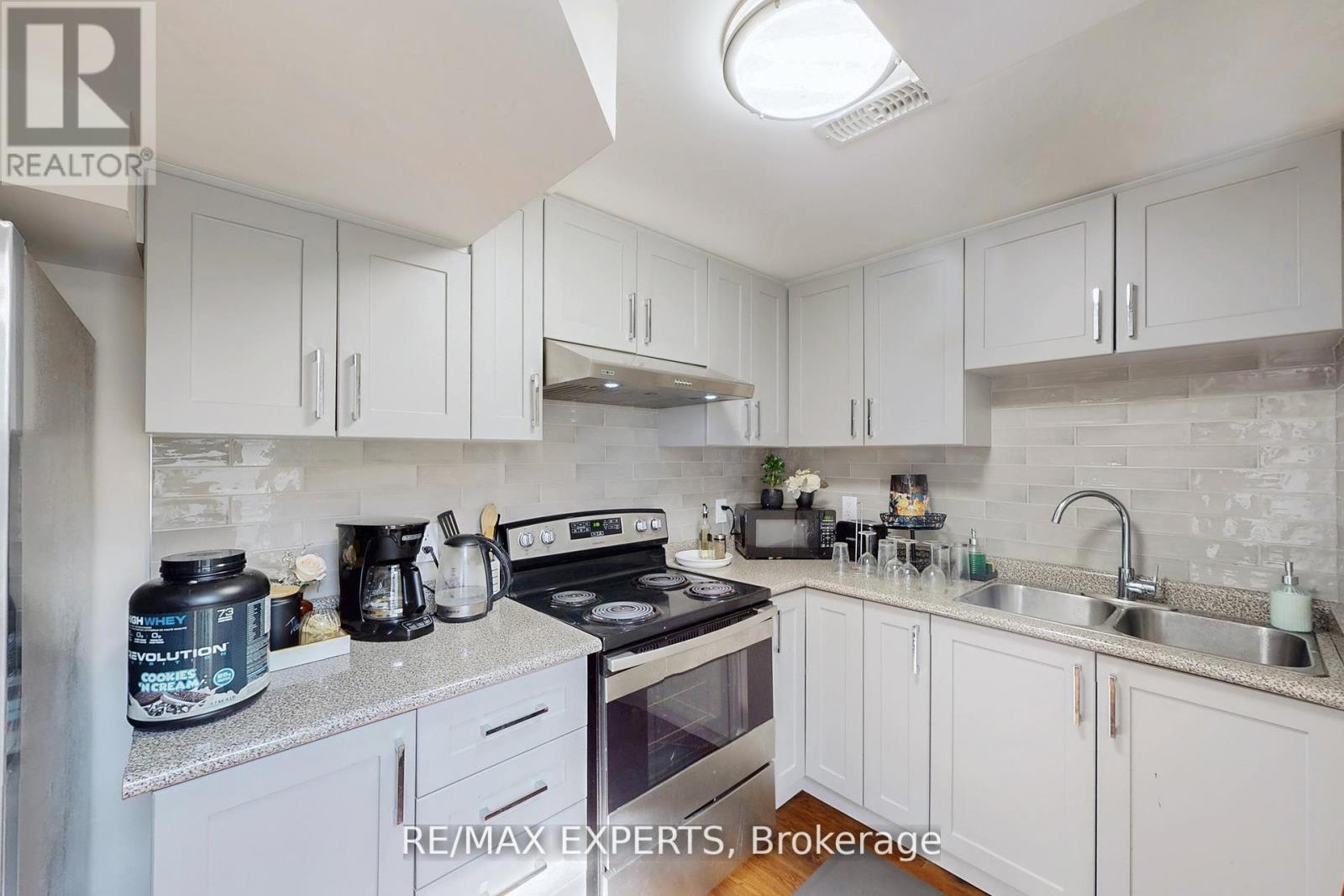 528 Fairview Road W, Mississauga, Ontario  L5B 3X1 - Photo 9 - W12476085