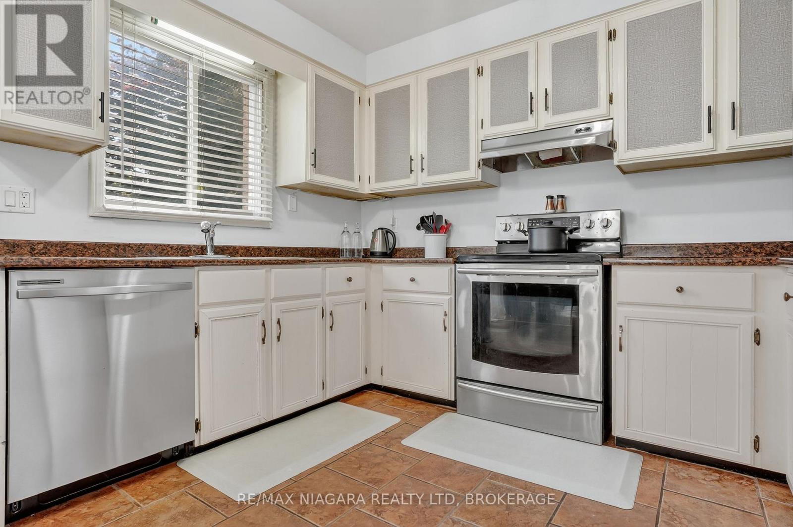 29 Baxter Crescent, Thorold (Confederation Heights), Ontario  L2Z 4S1 - Photo 10 - X12476074