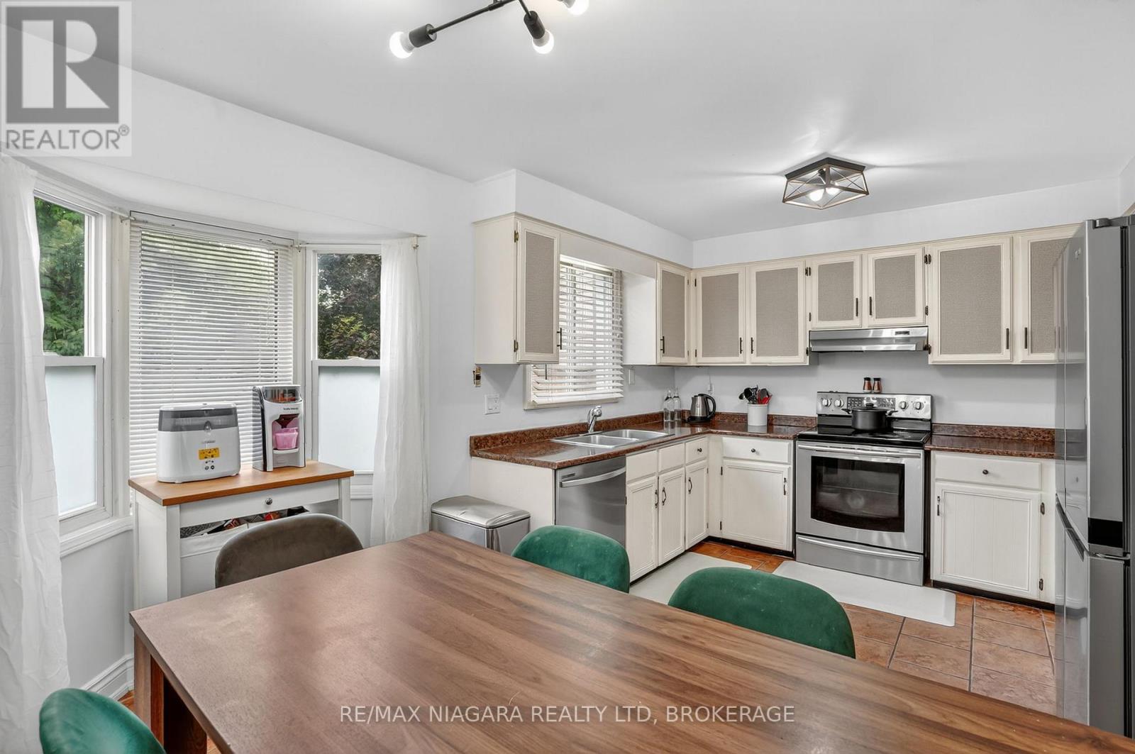 29 Baxter Crescent, Thorold (Confederation Heights), Ontario  L2Z 4S1 - Photo 12 - X12476074