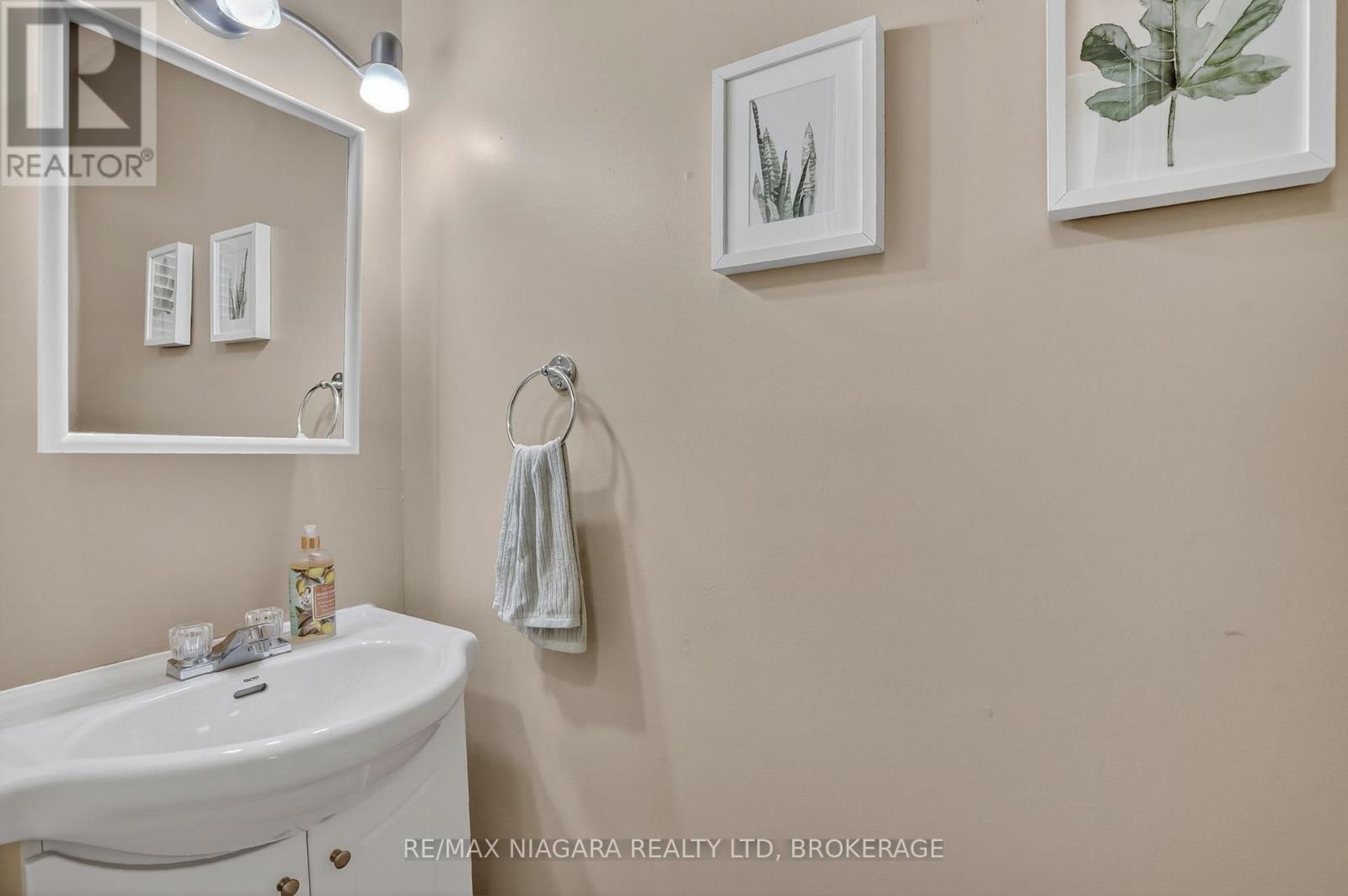 29 Baxter Crescent, Thorold (Confederation Heights), Ontario  L2Z 4S1 - Photo 17 - X12476074