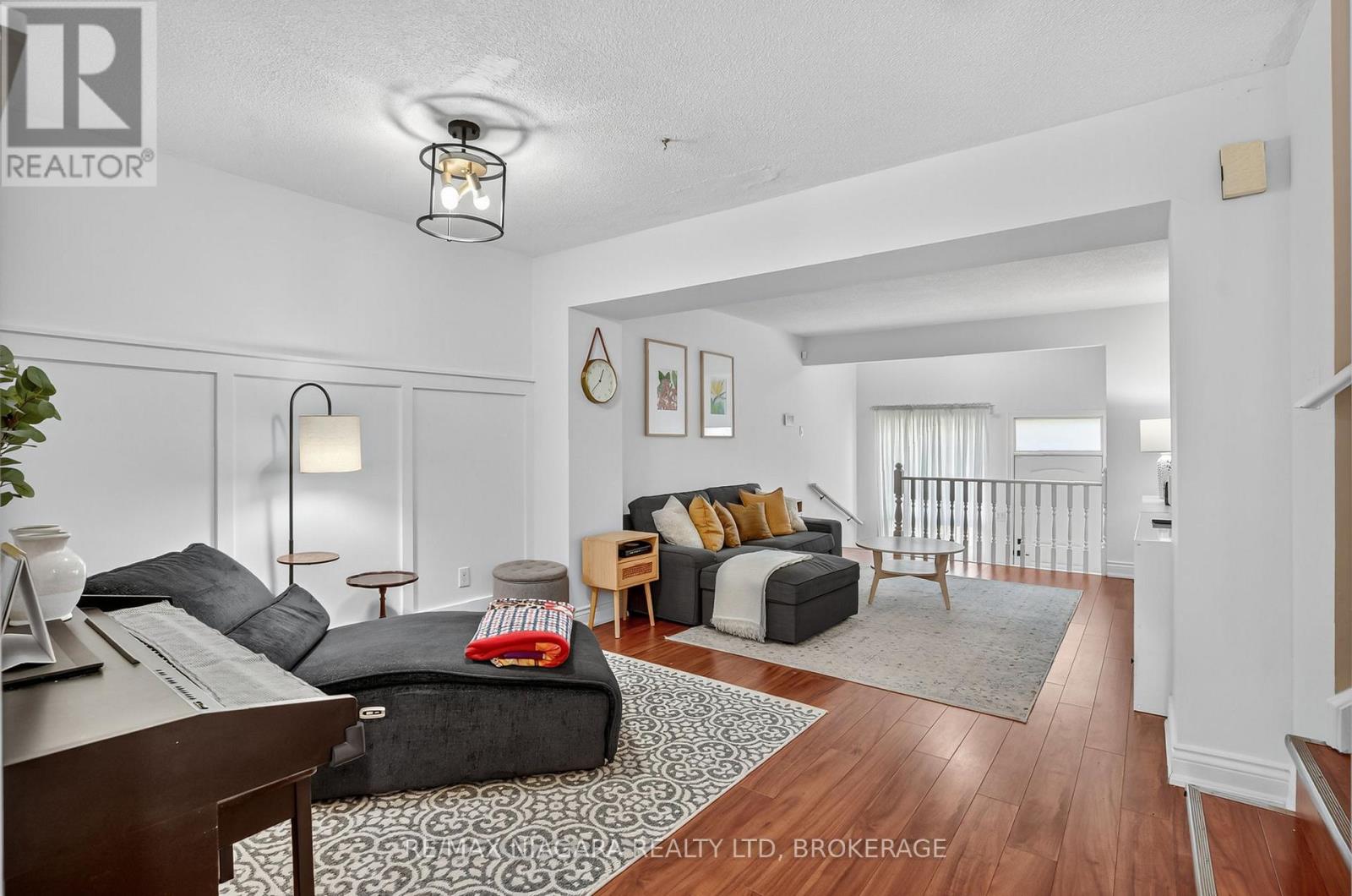 29 Baxter Crescent, Thorold (Confederation Heights), Ontario  L2Z 4S1 - Photo 5 - X12476074