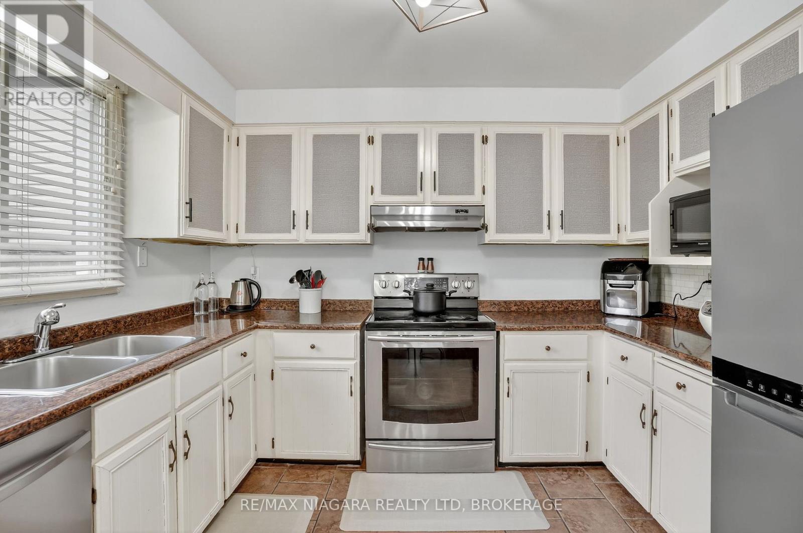 29 Baxter Crescent, Thorold (Confederation Heights), Ontario  L2Z 4S1 - Photo 9 - X12476074