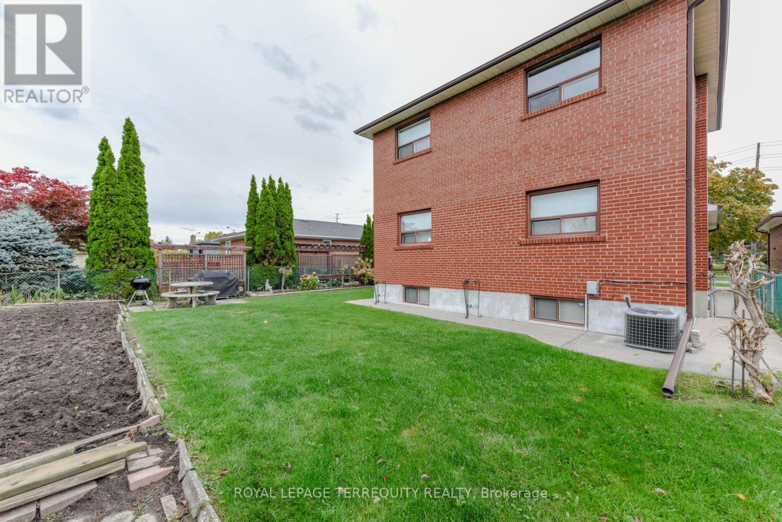 94 Melbert Road, Toronto, Ontario  M9C 3R1 - Photo 4 - W12476147