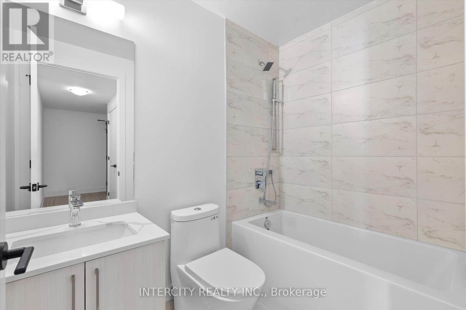 247 - 2075 King Road, King (King City), Ontario  L7B 0R6 - Photo 4 - N12477242