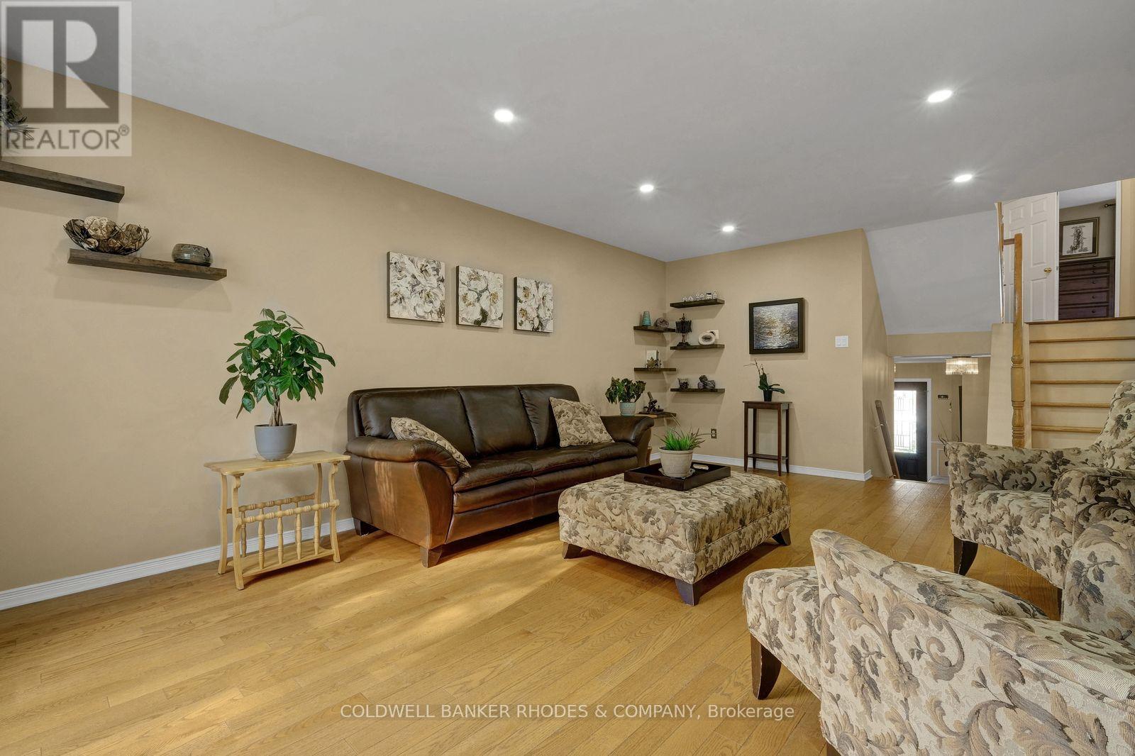 12 Bramblegrove Crescent, Ottawa, Ontario  K1T 3G3 - Photo 10 - X12477961