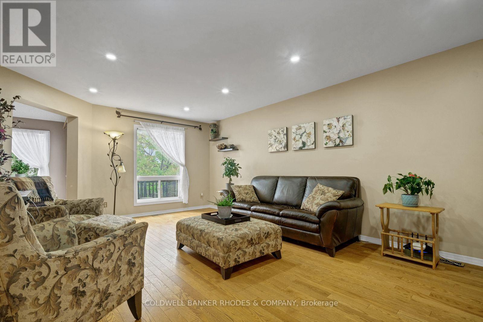 12 Bramblegrove Crescent, Ottawa, Ontario  K1T 3G3 - Photo 11 - X12477961