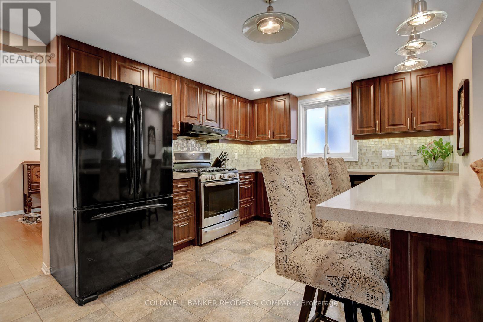 12 Bramblegrove Crescent, Ottawa, Ontario  K1T 3G3 - Photo 17 - X12477961