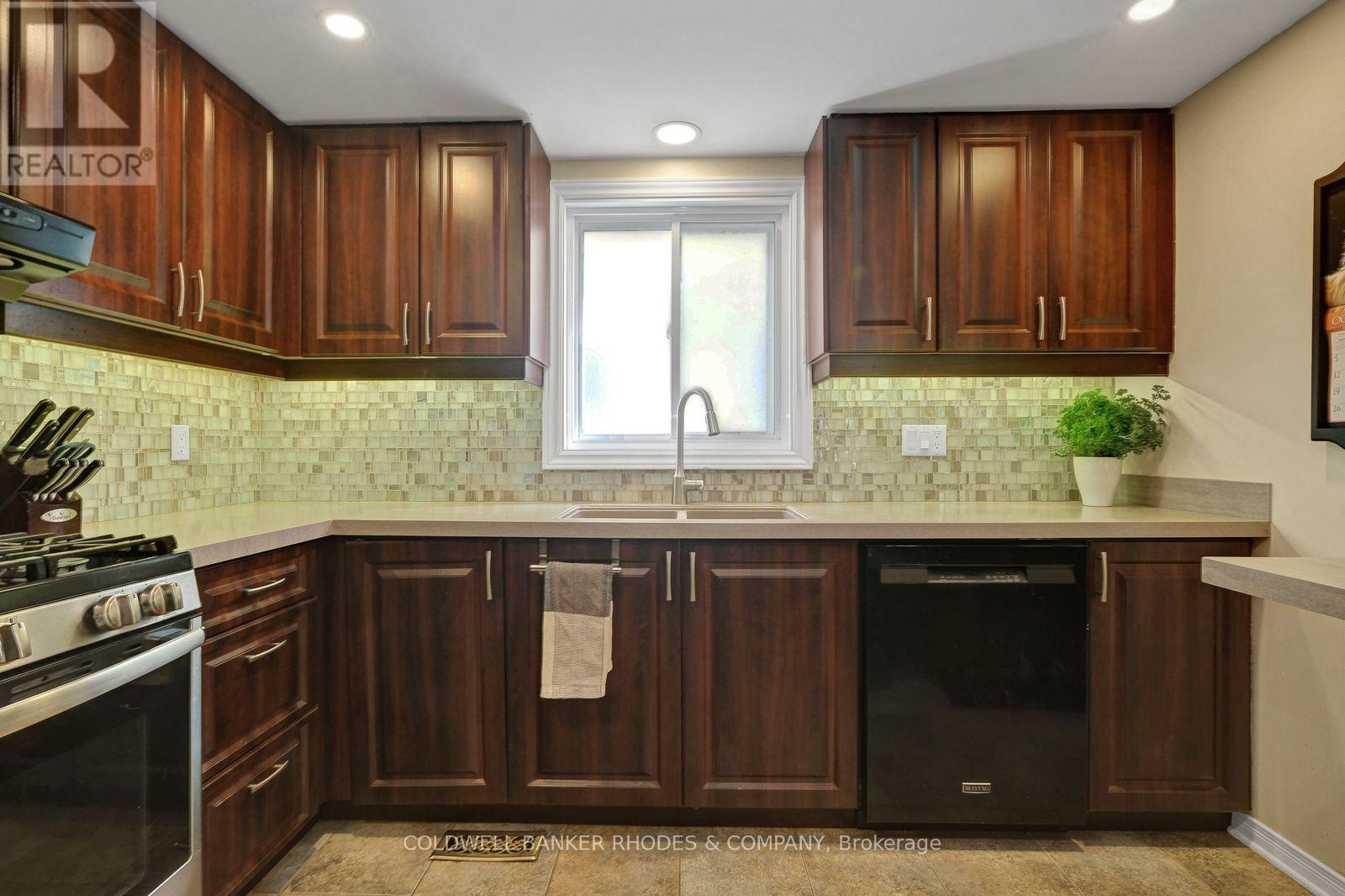 12 Bramblegrove Crescent, Ottawa, Ontario  K1T 3G3 - Photo 18 - X12477961